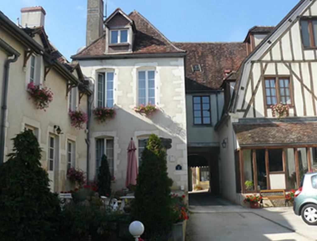 Logis Hotel - Le Relais Saint Vincent Ligny-le-Chatel Exterior photo