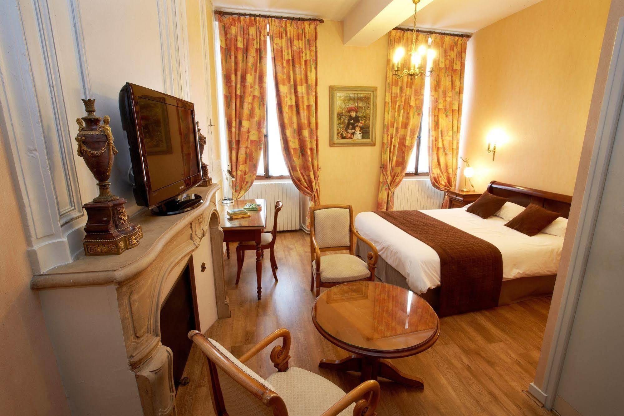 Logis Hotel - Le Relais Saint Vincent Ligny-le-Chatel Exterior photo